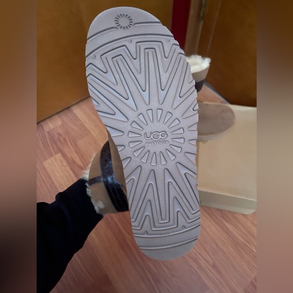 UGG bow minis - chestnut size 9 - NIB - Picture 2 of 4